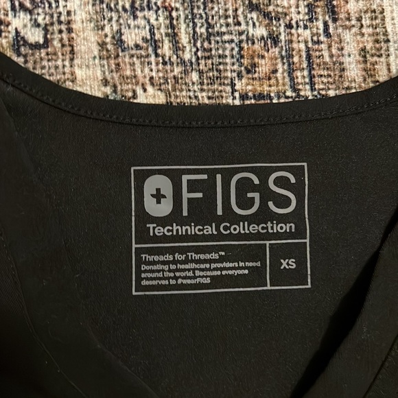FIGS black scrubs - Picture 2 of 3